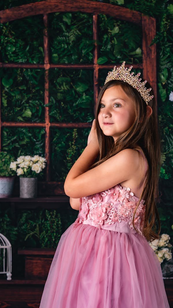 A BABY GIRL WEARING A BEAUTIFUL FRAWK