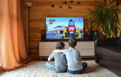 Two kids watching tv