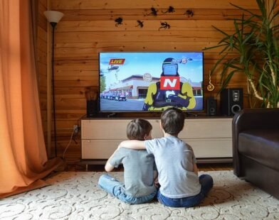 Two kids watching tv