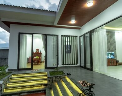 A BEAUTIFUL HOUSE WITH CREAM EXTERIOR SCHEME