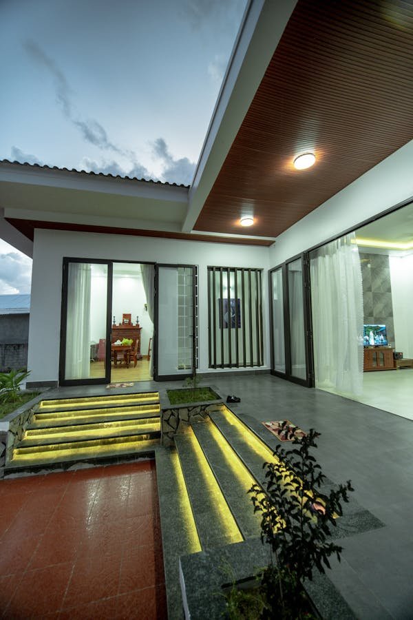 A BEAUTIFUL HOUSE WITH CREAM EXTERIOR SCHEME