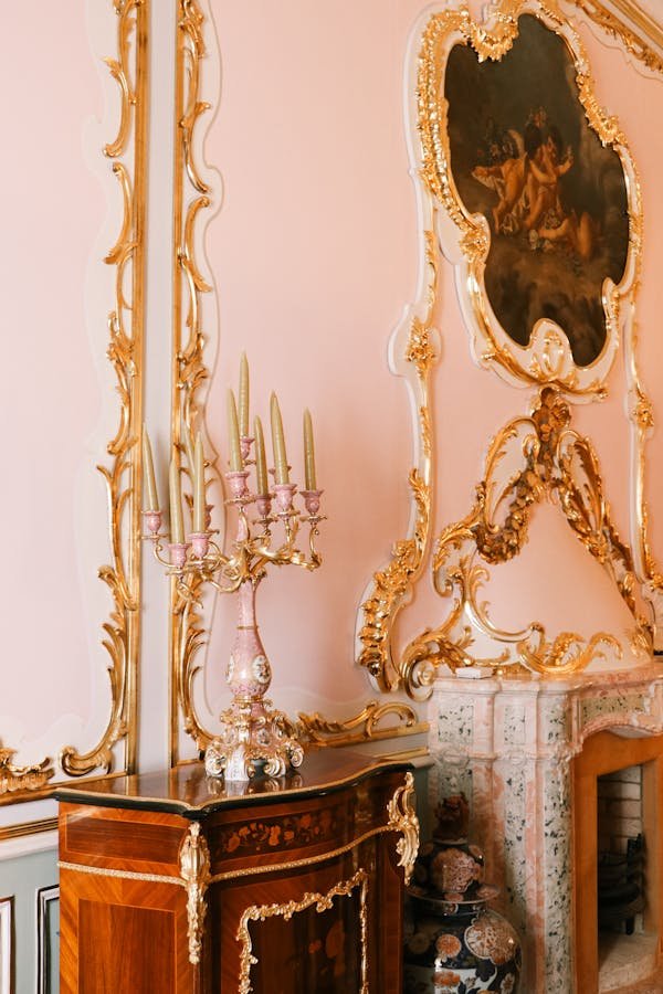 A BEAUTIFUL ANTIQUE DRESSING TABLE