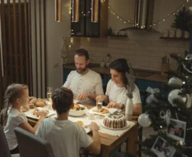 PARENTS HAVING DINNER WITH CHILDREN TO ENJOY QUALITY TIME