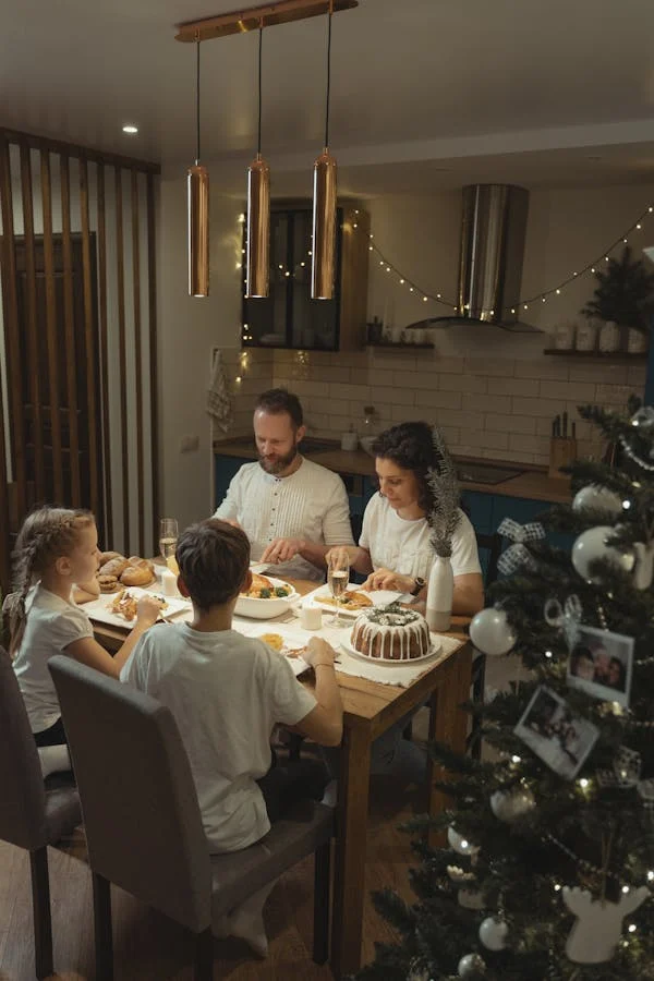 PARENTS HAVING DINNER WITH CHILDREN TO ENJOY QUALITY TIME
