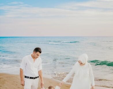 FATHER AND MOTHER ENJOYING SEA SITE WITH THEIR KID