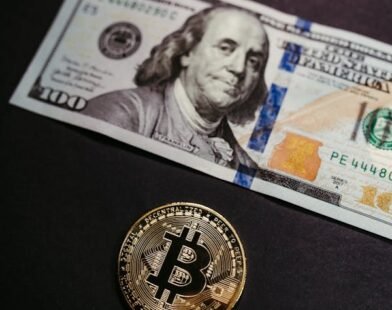 IMAGE SHOWING DOLLAR AND BITTCOIN AS A SYMBOL OF SAVING MONEY