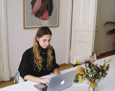 A WOMAN DOING ONLINE WORK TO SAVE MONEY AS A SIDE HUSTLE