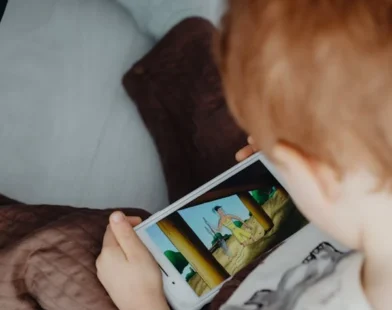 A SMALL KID WATCHING MOBIE